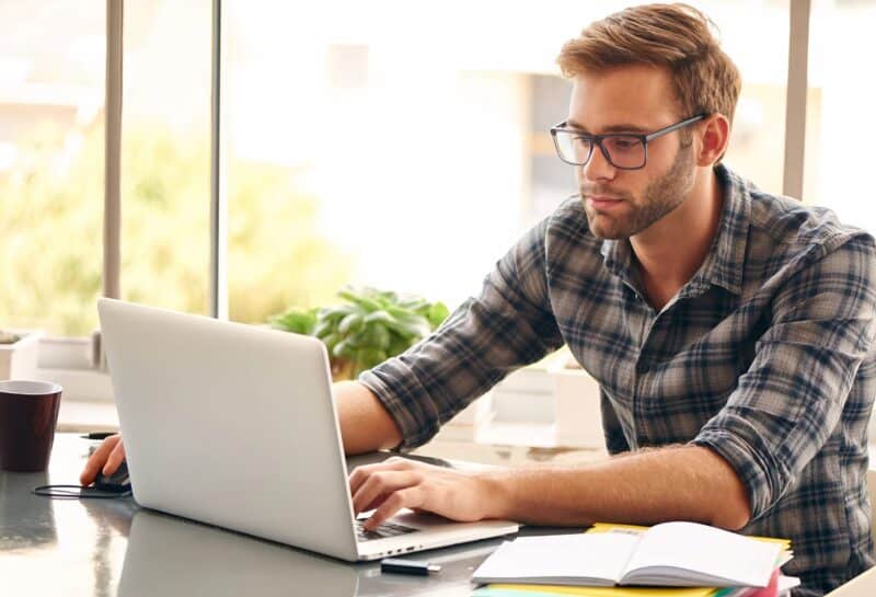 60-летняя женщина пришла на собеседование устраиваться программистом: все начали смеяться над ней, пока не узнали кто она