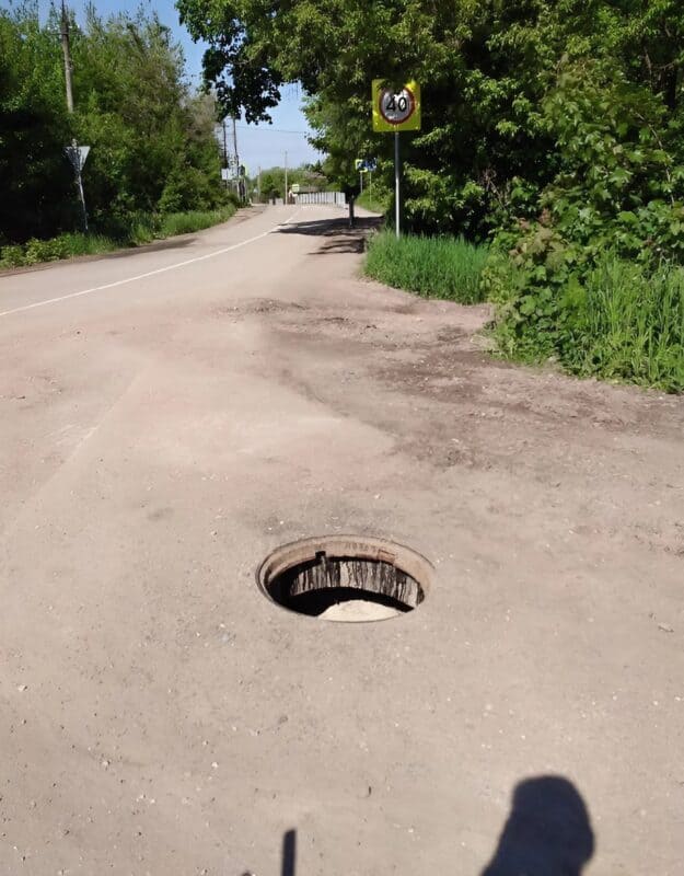Собака беспрерывно лаяла на открытый люк, пытаясь привлечь внимание прохожих когда одна девушка подошла к люку и посмотрела в люк, замерла от увиденного