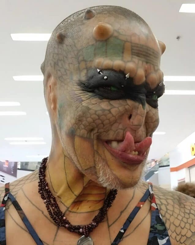 Мужчина потратил 80.000 долларов и сделал множество татуировок, пирсингов и операций, чтобы стать похожим на дракона: вот как он выглядел раньше 