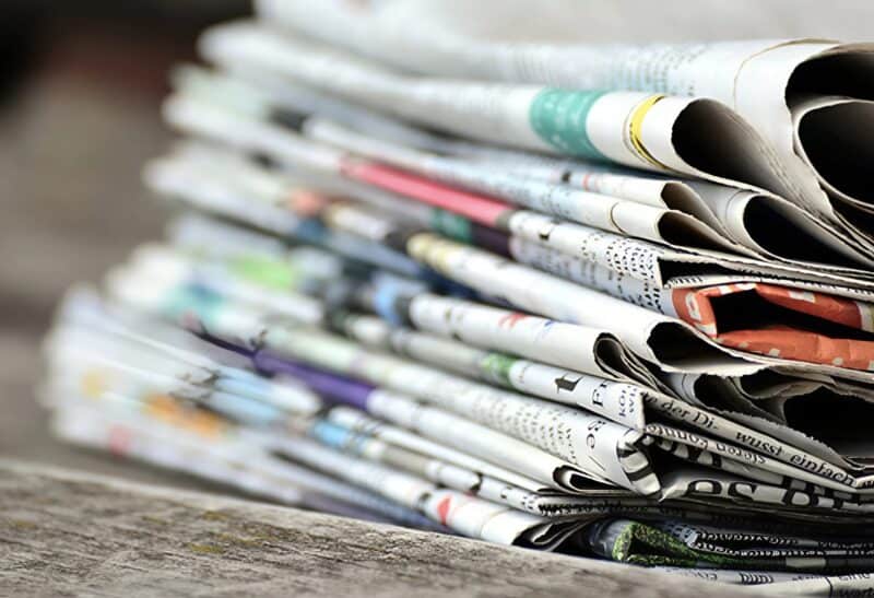 Доставил свежие газеты и заметил кое-что странно во дворе одинокой бабушки: я постучал в дверь, а потом открыл дверь, зашел и замер от ужаса