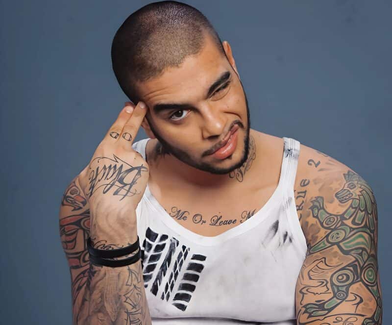 Сейчас он один из самых популярных артистов страны, хотя в детстве был обычным мальчишкой: узнаете ли вы его?