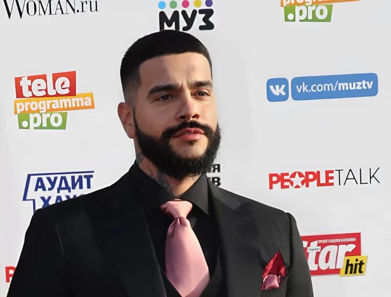 Сейчас он один из самых популярных артистов страны, хотя в детстве был обычным мальчишкой: узнаете ли вы его?