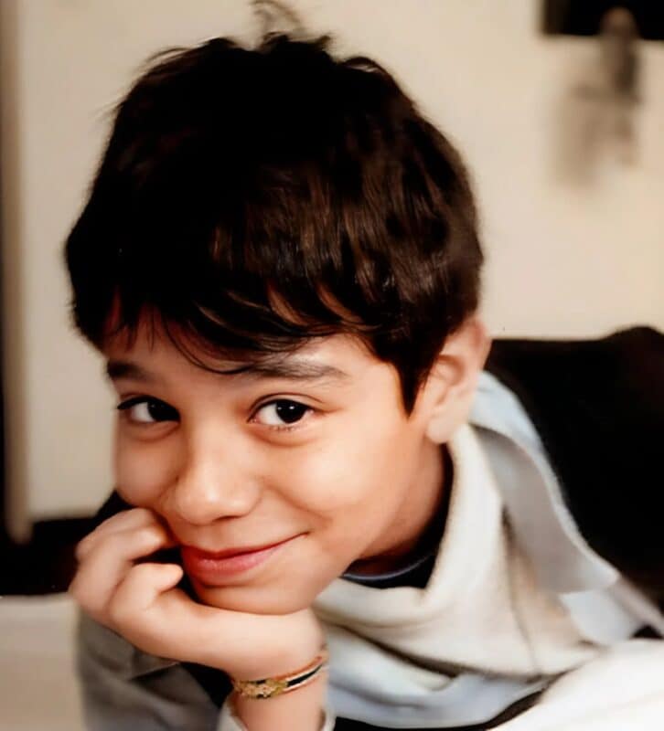 Сейчас он один из самых популярных артистов страны, хотя в детстве был обычным мальчишкой: узнаете ли вы его?