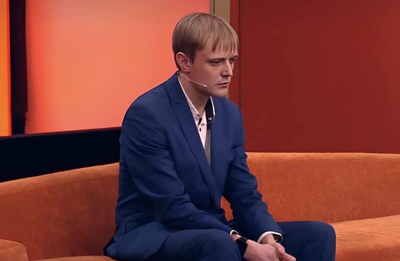 Пока отец блистает на стене, его приемный сын живет в сарае и ночует на старом матрасе: как сейчас выглядит 31-летний сын Сергея Зверева 