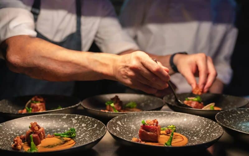 Владелец ресторана накричал на посудомойщицу и заставил ее готовить для важных гостей, пытаясь унизить ее, но он даже представить не смог, что случится вскоре