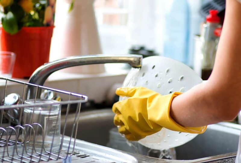 Владелец ресторана накричал на посудомойщицу и заставил ее готовить для важных гостей, пытаясь унизить ее, но он даже представить не смог, что случится вскоре