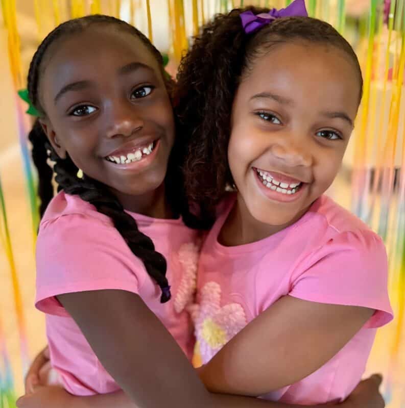 Сестры-близнецы родились с разным цветом кожи с разницей всего несколько минут: вот как они выглядят спустя 9 лет