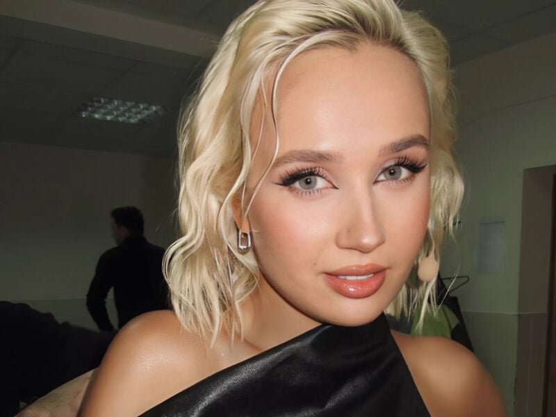 Сейчас она одна из самых популярных и перспективных певиц современного шоу-бизнеса: сможете ли вы узнать звезду? 