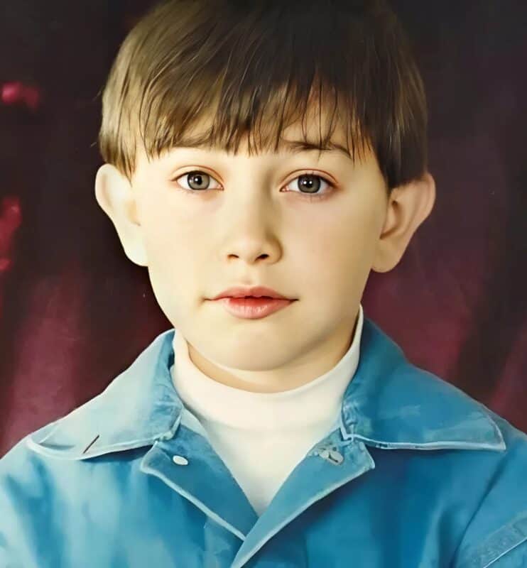 Этот мальчик с серьезным лицом и умными глазами сейчас один из самых известных актёров своего поколения: сможете ли вы догадаться кто он такой? 