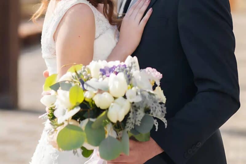 Когда бедный отец подарил дочери на свадьбу обычный конверт, богатые родственники жениха начали смеятся над таким «щедрым» подарком