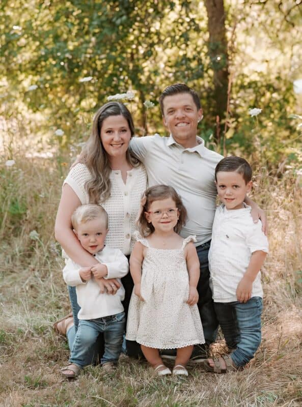 Мужчина ростом 132 см женился на женщине с обычным ростом: сегодня их 3 детей удивляют всех своей внешностью