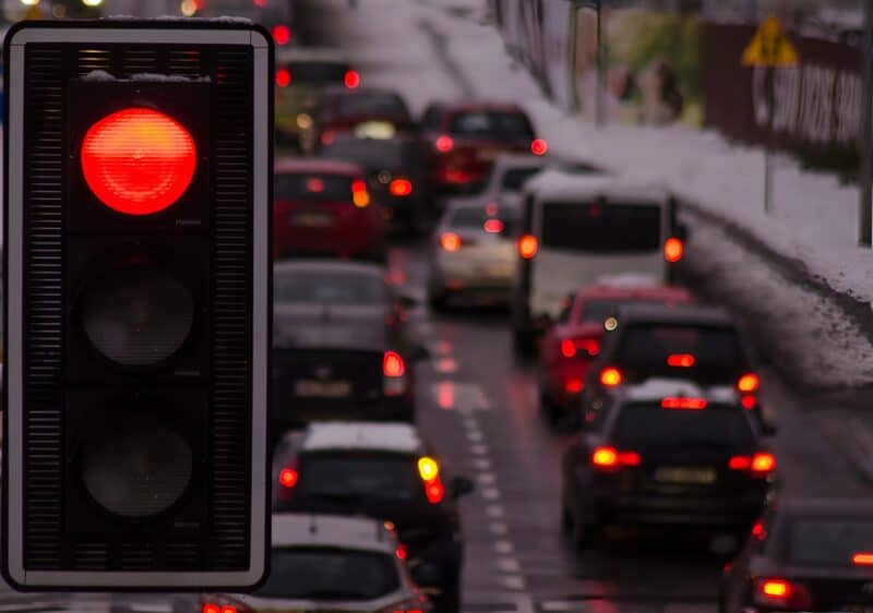 На дороге я случайно увидел, как моя дочь с внуком в грязной одежде просят милостыню: «Доченька, а где дом и деньги, которые я вам подарил?»