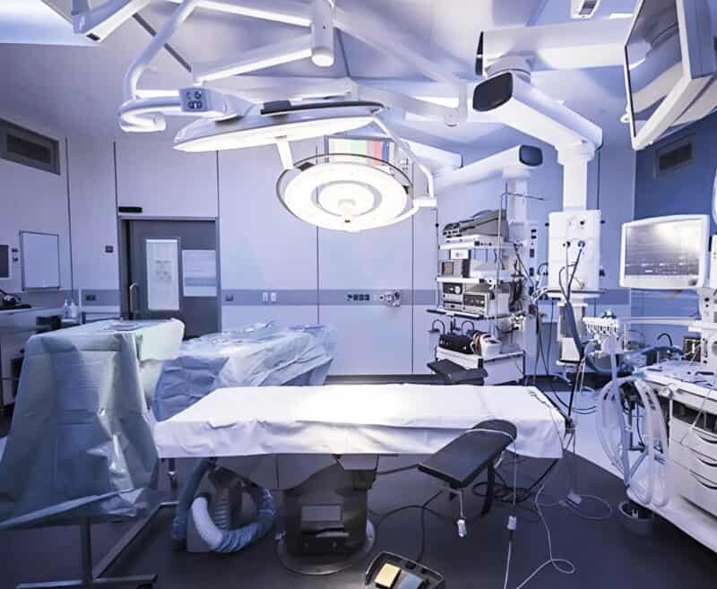 Четыре часа я боролась за жизнь пятилетнего мальчика — и именно из-за этого опоздала на собственную свадьбу: родные жениха выгнали меня, сказав: «Ты опоздала, у него уже другая невеста»