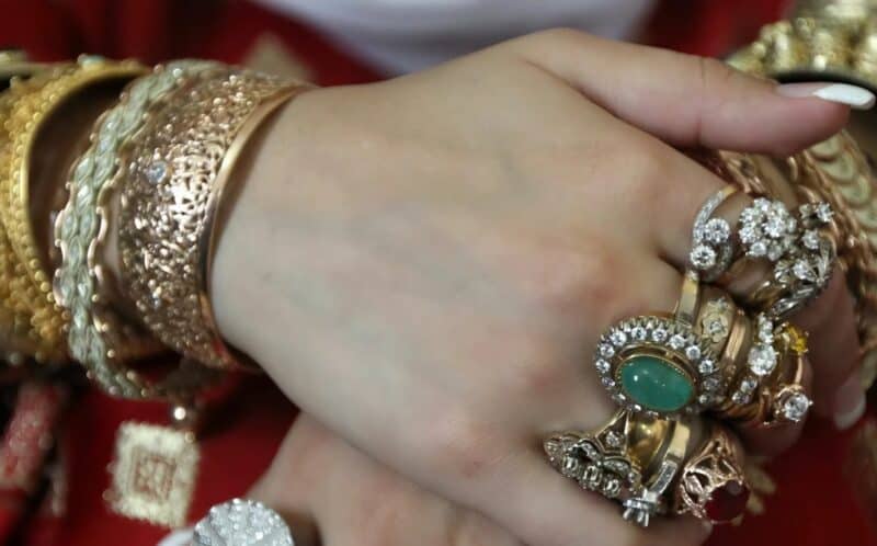 На работе секретарше стало плохо, поэтому она вышла на улицу: сев на скамейку, она прикрыла глаза, а когда очнулась, увидела, как какой-то старик пытается снять с её руки золотой браслет