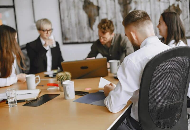 На работе секретарше стало плохо, поэтому она вышла на улицу: сев на скамейку, она прикрыла глаза, а когда очнулась, увидела, как какой-то старик пытается снять с её руки золотой браслет