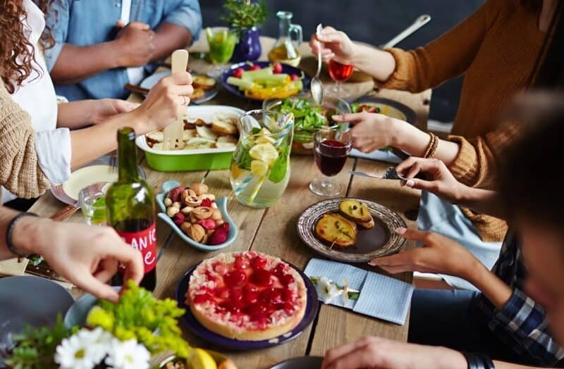 Я поехал в дом дочери после того, как получил сообщение: «Пап, помоги, умоляю»; В доме были гости, а моя дочь спала на улице возле двери, как бездомная