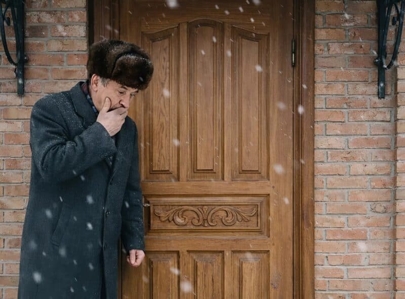 Я поехал в дом дочери после того, как получил сообщение: «Пап, помоги, умоляю»; В доме были гости, а моя дочь спала на улице возле двери, как бездомная