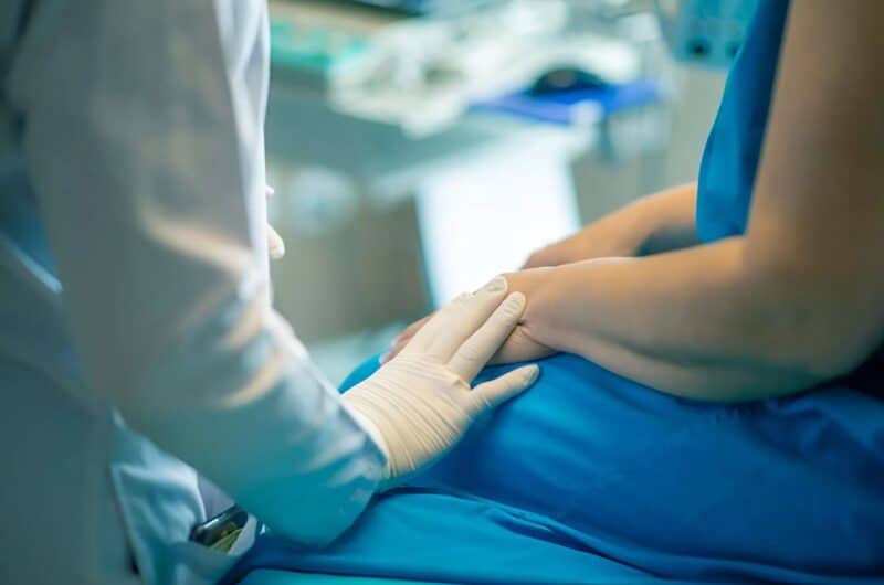 После похорон матери Анна приехала в больницу, чтобы забрать её вещи: когда медсестра передала одежду покойной мамы, из кармана халата неожиданно выпала записка