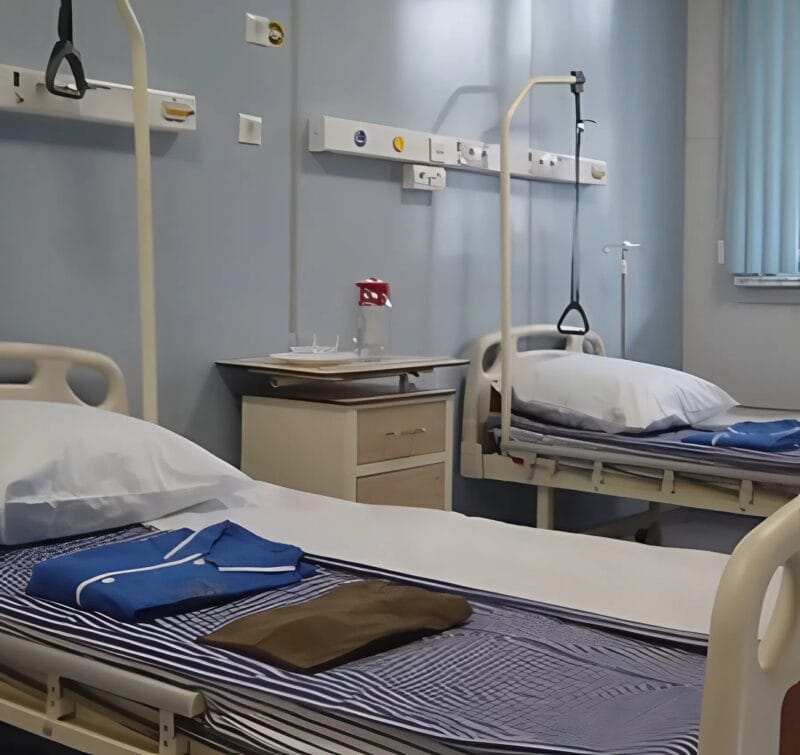 После похорон матери Анна приехала в больницу, чтобы забрать её вещи: когда медсестра передала одежду покойной мамы, из кармана халата неожиданно выпала записка