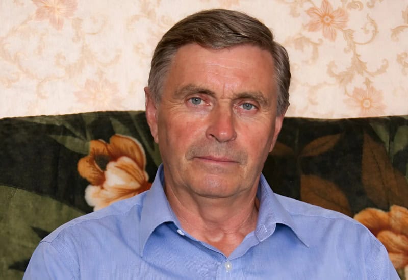 Отец бросил нас с сёстрами, когда мне было двенадцать, ушёл к другой женщине с ребёнком и прожил с ними всю жизнь: а когда состарился, приёмная дочь выставила его за дверь, и однажды он появился у нас на пороге