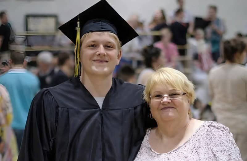 Все школьные годы мои одноклассники смеялись надо мной только из-за того, что моя мама работала на мусоровозе: Но на выпускном вечере я взял микрофон и сказал всего несколько слов, от которых весь зал замер