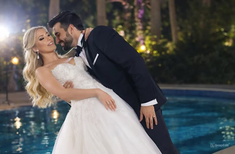 Во время свадьбы жених специально бросил невесту в фонтан, твердя, что это всего лишь шутка; Гости смеялись и снимали происходящее на телефон, а невеста плакала, но в этот момент случилось то, от чего все были в шоке