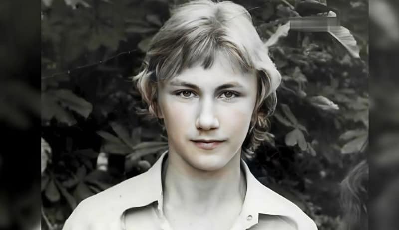 Парень на этой фотографии сегодня — один из самых известных певцов отечественного шоу-бизнеса, чьи песни уже десятилетиями знают наизусть