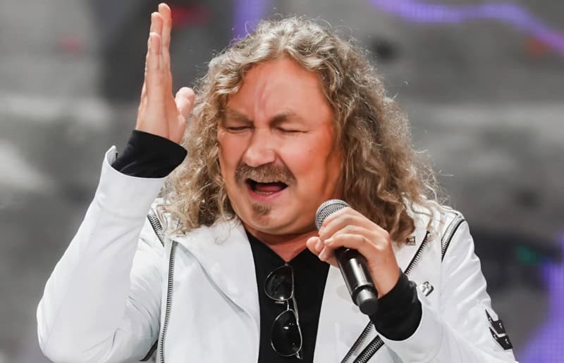 Парень на этой фотографии сегодня — один из самых известных певцов отечественного шоу-бизнеса, чьи песни уже десятилетиями знают наизусть