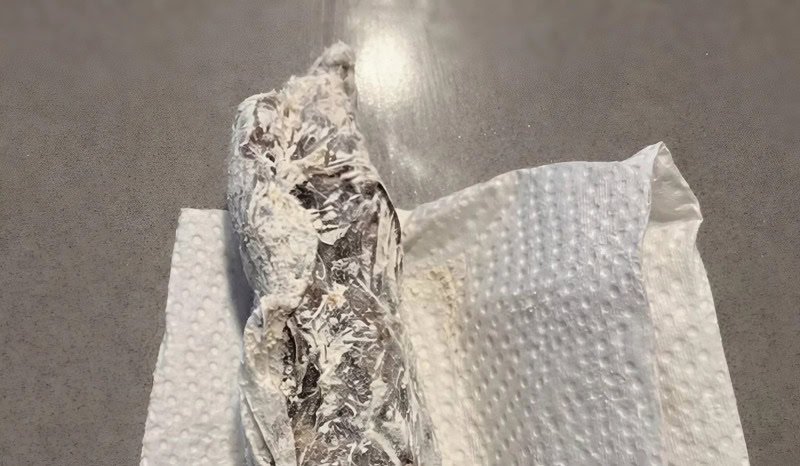 Я нашла в упаковке муки что-то странное: я решила открыть целлофан и понять, что там внутри… и когда стало ясно, что это, я была в полном шоке