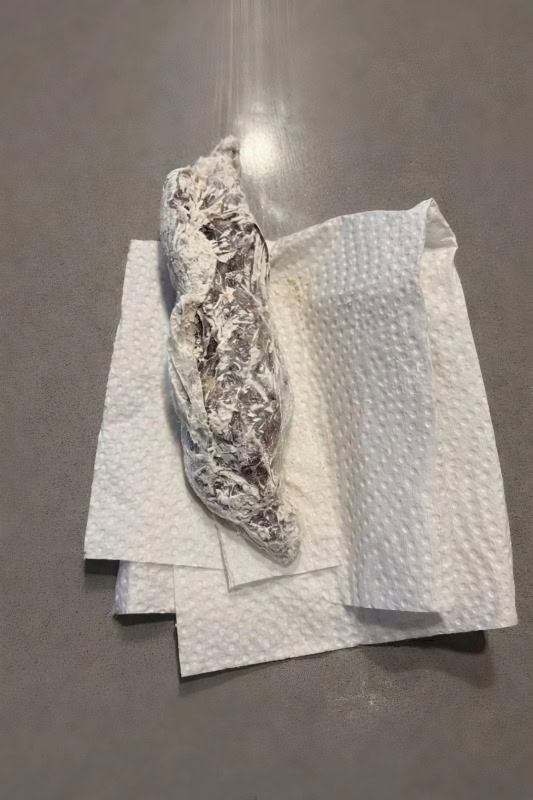 Я нашла в упаковке муки что-то странное: я решила открыть целлофан и понять, что там внутри… и когда стало ясно, что это, я была в полном шоке