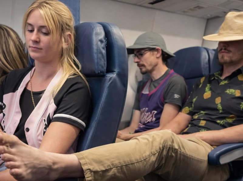 В самолёте один молодой мужчина положил свою грязную и ужасно вонючую ногу прямо на моё сиденье: я несколько раз попросила его убрать ногу, но в конце поняла, что он не понимает по-хорошему, и преподала ему жёсткий урок