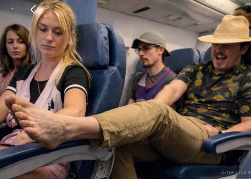 В самолёте один молодой мужчина положил свою грязную и ужасно вонючую ногу прямо на моё сиденье: я несколько раз попросила его убрать ногу, но в конце поняла, что он не понимает по-хорошему, и преподала ему жёсткий урок