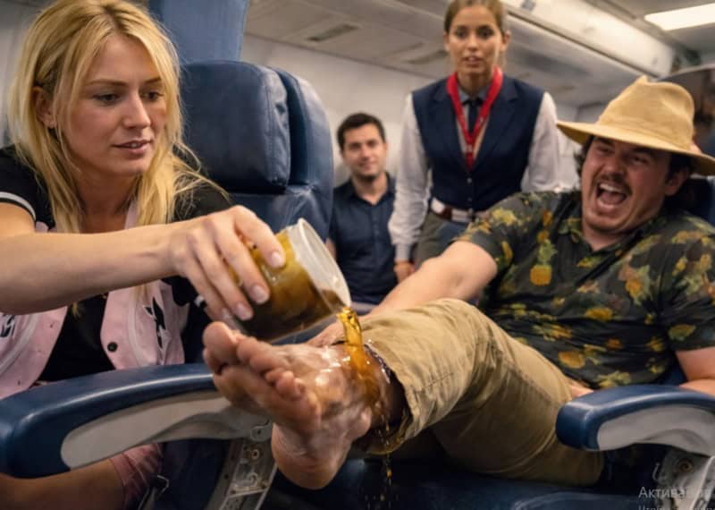 В самолёте один молодой мужчина положил свою грязную и ужасно вонючую ногу прямо на моё сиденье: я несколько раз попросила его убрать ногу, но в конце поняла, что он не понимает по-хорошему, и преподала ему жёсткий урок